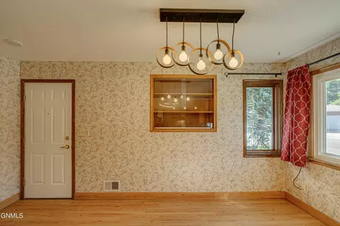 Living - 925 Arthur Dr, Bismarck, ND 58501 photo 1 of 8