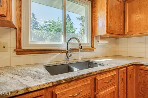 Kitchen - 925 Arthur Dr, Bismarck, ND 58501 photo 6 of 10