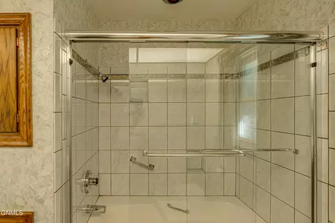 Bath - 925 Arthur Dr, Bismarck, ND 58501 photo 3 of 11