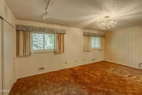 Bedroom - 925 Arthur Dr, Bismarck, ND 58501 photo 3 of 10