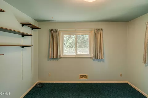 Bedroom - 925 Arthur Dr, Bismarck, ND 58501 photo 5 of 10