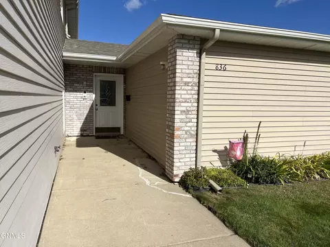 836 Bridgeport Dr, Bismarck, ND 58504