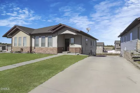 13697 Karen St, Williston, ND 58801 photo 2