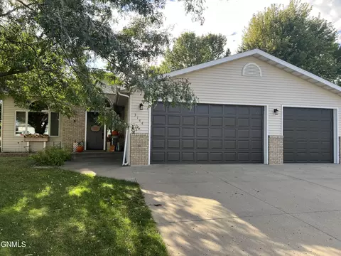 3144 Arizona Dr, Bismarck, ND 58503