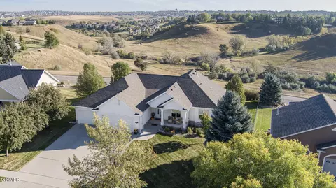 2709 Promontory Dr, Bismarck, ND 58503