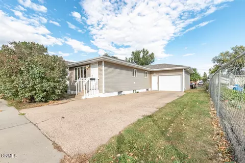 508 10th Ave SW, Mandan, ND 58554