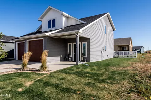 1416 Eagle View Ct, Watford City, ND 58854