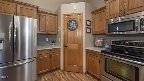 Kitchen - 5414 Calvert Dr, Bismarck, ND 58503 photo 4 of 5