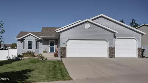 5414 Calvert Dr, Bismarck, ND 58503