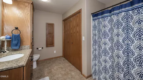 Bath - 5414 Calvert Dr, Bismarck, ND 58503 photo 4 of 7