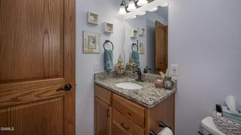 Bath - 5414 Calvert Dr, Bismarck, ND 58503 photo 3 of 7