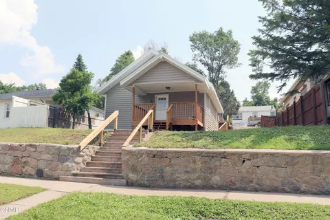 508 6th Ave NW, Mandan, ND 58554