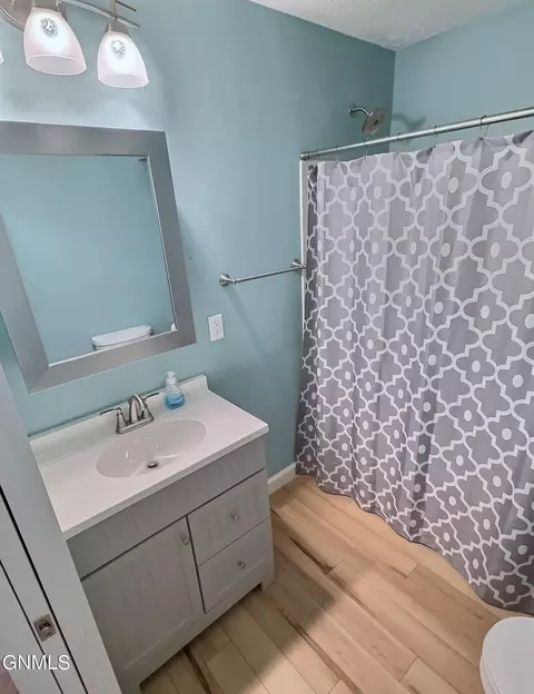 Bath - 1727 Ryan Dr, Bismarck, ND 58501 photo 3 of 3