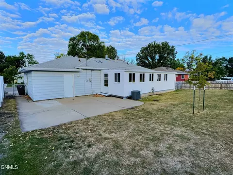 Exterior - 1727 Ryan Dr, Bismarck, ND 58501 photo 3 of 7
