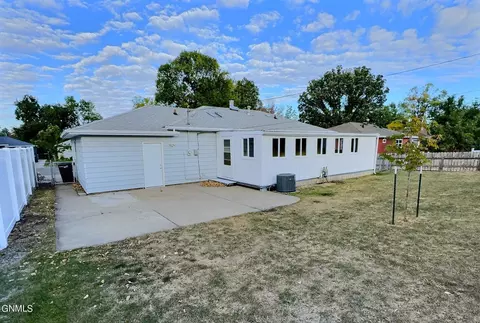 Exterior - 1727 Ryan Dr, Bismarck, ND 58501 photo 7 of 7