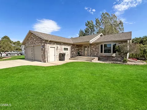 2322 18th Cir W, Williston, ND 58801 photo 2