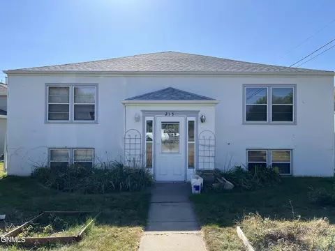 215 Arikara Ave E, Bismarck, ND 58501