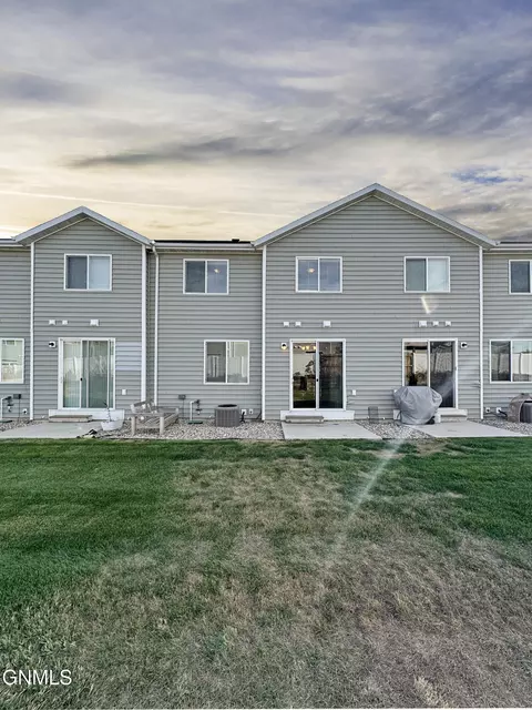 2716 28th St W, Williston, ND 58801 photo 4