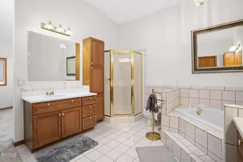 Bath - 1825 14th Ave W, Williston, ND 58801 photo 3 of 6