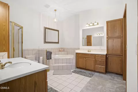 Bath - 1825 14th Ave W, Williston, ND 58801 photo 2 of 6