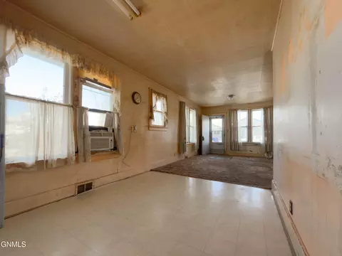 618 4th St SE, Stanley, ND 58784 photo 5