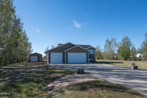 5401 Woodrow Dr, Bismarck, ND 58504