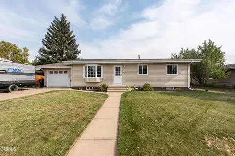 1020 4th Ave E, Dickinson, ND 58601