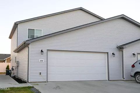 719 Hillcrest Dr SE, Mandan, ND 58554