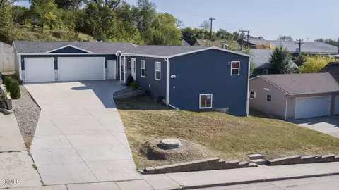 504 Collins Ave, Mandan, ND 58554