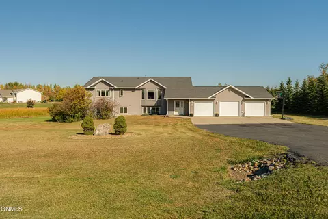 5510 Country Creek Dr, Bismarck, ND 58503
