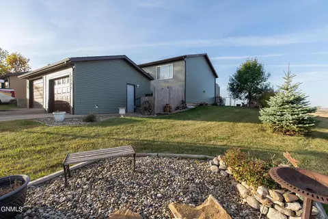 4505 Crown Point Rd NW, Mandan, ND 58554