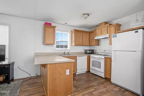 5027 Jackson St, Williston, ND 58801 photo 3