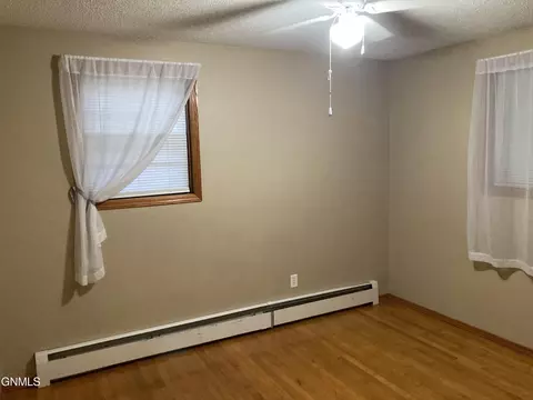 305 11th Ave NW, Mandan, ND 58554 photo 3