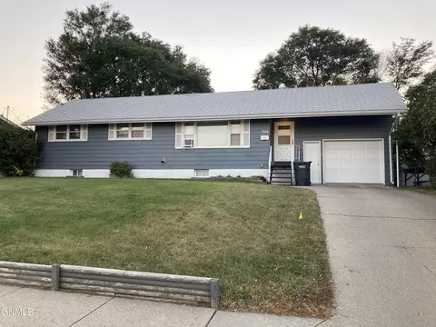 305 11th Ave NW, Mandan, ND 58554