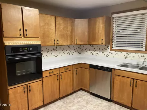 305 11th Ave NW, Mandan, ND 58554 photo 2