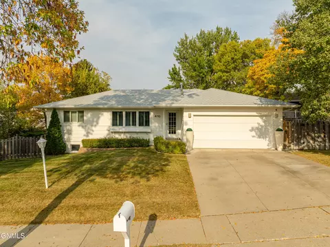 410 Saturn Dr, Bismarck, ND 58503