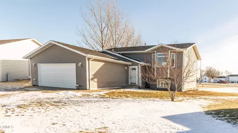 3913 Clark Pl NW, Mandan, ND 58554