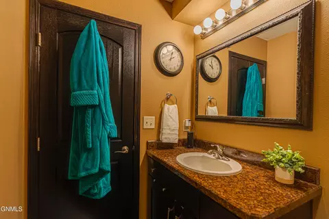 Bath - 1726 Calgary Loop, Bismarck, ND 58503 photo 4 of 4