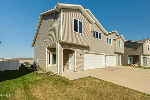 1726 Calgary Loop, Bismarck, ND 58503