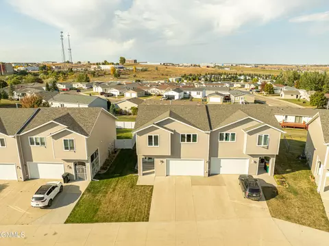 View/Area - 1726 Calgary Loop, Bismarck, ND 58503 photo 2 of 8