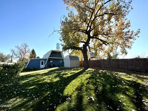 Exterior - 555 1st Ave SW, Beach, ND 58621 photo 4 of 5