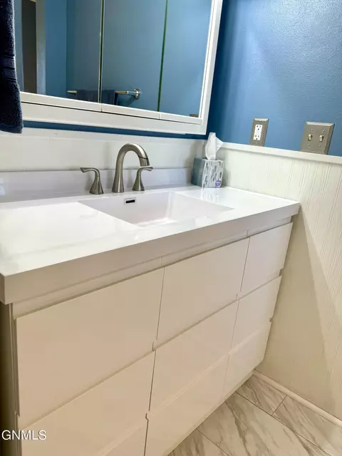 Bath - 555 1st Ave SW, Beach, ND 58621 photo 1 of 3