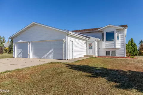 8521 Caraway Dr, Bismarck, ND 58503