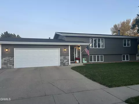 1717 Billings Dr, Bismarck, ND 58504