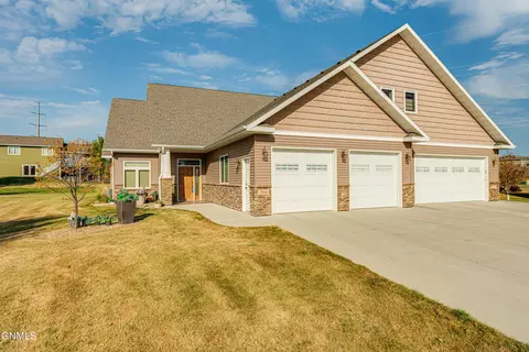 2908 Edgewood Sq, Bismarck, ND 58503
