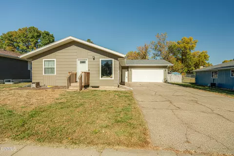 2200 Grant Dr, Bismarck, ND 58501
