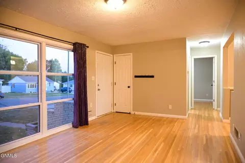 714 23rd St, Bismarck, ND 58501 photo 4