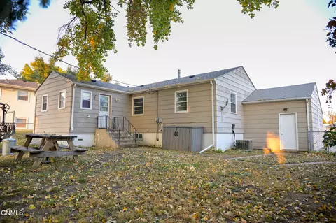 714 23rd St, Bismarck, ND 58501 photo 2
