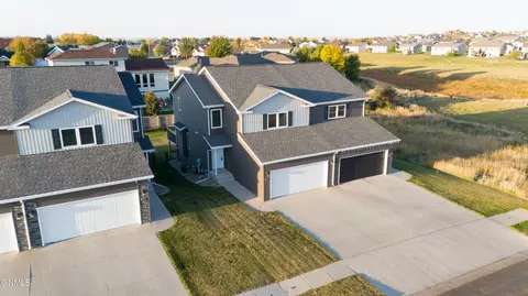 523 La Paz Ave, Bismarck, ND 58503 photo 2
