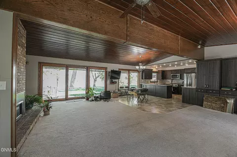 Living - 32 Captain Leach Dr, Mandan, ND 58554 photo 5 of 12
